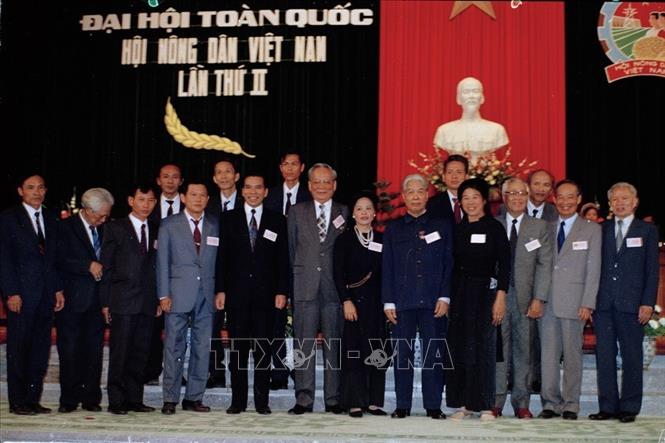Trong ảnh: Các đồng chí lãnh đạo Đảng, Nhà nước với các đại biểu dự Đại hội Đại biểu toàn quốc lần thứ II Hội Nông dân Việt Nam, ngày 18-19/11/1993, tại Hà Nội. Ảnh: Tuấn Thành - TTXVN
