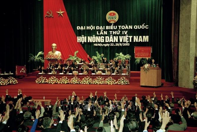 Trong ảnh: Các đại biểu biểu quyết thông qua Nghị quyết Đại hội Đại biểu toàn quốc lần thứ IV Hội Nông dân Việt Nam, ngày 24/11/2003, tại Hà Nội. Ảnh: Nhan Sáng - TTXVN