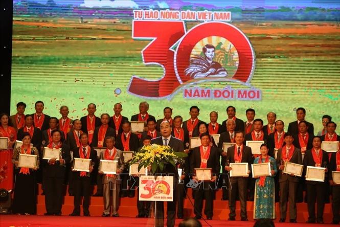 Trong ảnh: Thủ tướng Nguyễn Xuân Phúc phát biểu tại Chương trình “Tự hào Nông dân Việt Nam 30 năm đổi mới”, tôn vinh và trao danh hiệu “Nông dân Việt Nam xuất sắc 30 năm đổi mới” cho 87 nông dân tiêu biểu cả nước, tối 14/10/2017, tại Hà Nội. Ảnh: Vũ Sinh – TTXVN