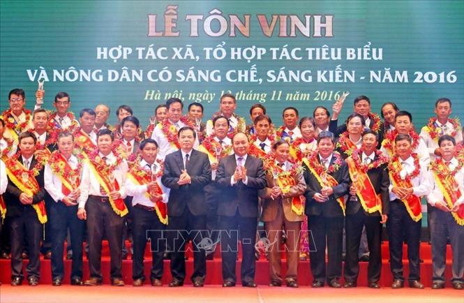 Trong ảnh: Thủ tướng Nguyễn Xuân Phúc với các đại biểu tại Lễ tôn vinh hợp tác xã, tổ hợp tác tiêu biểu và nông dân có sáng chế, sáng kiến - năm 2016, tối 13/11/2016, tại Hà Nội. Ảnh: Thống Nhất-TTXVN