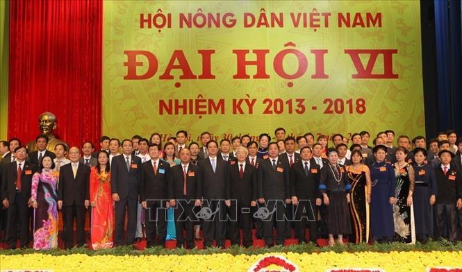 Trong ảnh: Các đồng chí lãnh đạo Đảng, Nhà nước với đại biểu dự Đại hội đại biểu toàn quốc Hội Nông dân Việt Nam lần thứ VI, nhiệm kỳ 2013 – 2018, ngày 1/7/2013, tại Hà Nội. Ảnh: Trí Dũng – TTXVN