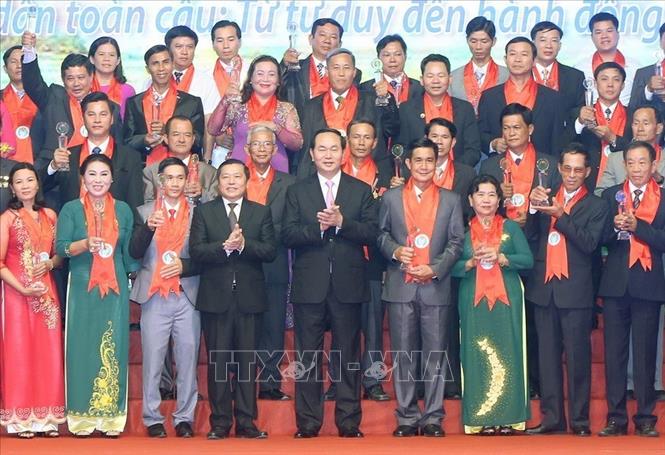 Trong ảnh: Chủ tịch nước Trần Đại Quang trao danh hiệu 