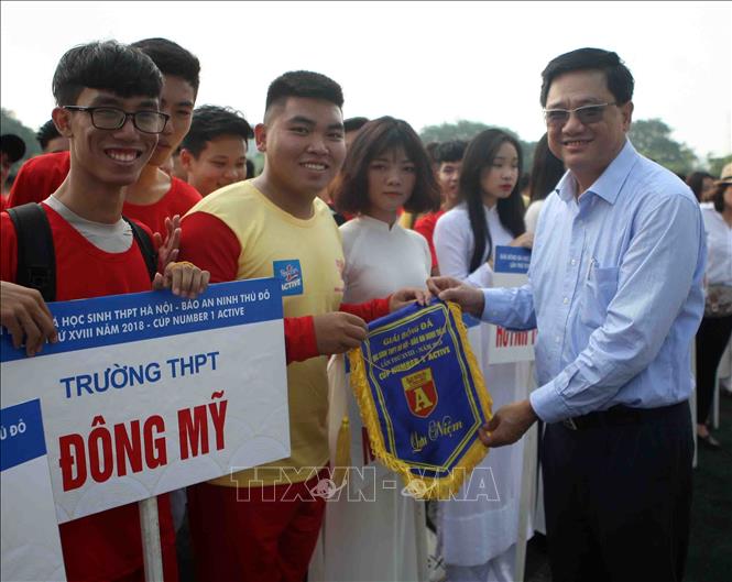Trong ảnh: Ban tổ chức tặng cờ lưu niệm cho các đội bóng tham dự giải. Ảnh: Thanh Tùng-TTXVN