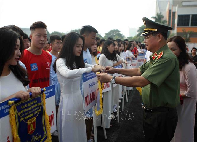 Trong ảnh: Ban tổ chức tặng cờ lưu niệm cho các đội bóng tham dự giải. Ảnh: Thanh Tùng-TTXVN