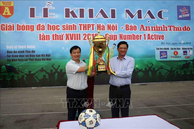 Trong ảnh: Ông Phạm Xuân Tiến - Phó Giám đốc Sở Giáo dục và Đào tạo Hà Nội (bên phải) trao tượng trưng chiếc cúp vô địch mùa giải 2018 cho ông Nguyễn Thanh Bình - Tổng Biên tập Báo An ninh Thủ đô, Trưởng BTC giải. Ảnh: Thanh Tùng-TTXVN