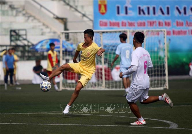 Trong ảnh: Pha tranh bóng giữa cầu thủ đội trường THPT Nguyễn Trãi, Thường Tín(áo vàng) và THPT Hồng Thái(Áo trắng). Ảnh: Thanh Tùng-TTXVN
