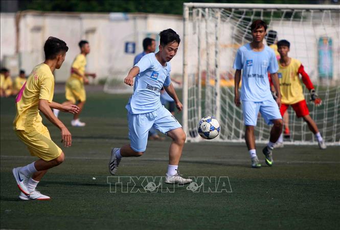 Trong ảnh: Pha tranh bóng giữa cầu thủ đội trường THPT Xuân Mai, Chương Mỹ(áo vàng) và THPT Thạch Bàn(Áo xanh). Ảnh: Thanh Tùng-TTXVN