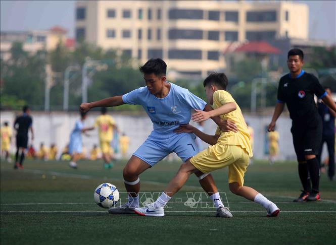 Trong ảnh: Pha tranh bóng giữa cầu thủ đội trường THPT Xuân Mai, Chương Mỹ(áo vàng) và THPT Thạch Bàn(Áo xanh). Ảnh: Thanh Tùng-TTXVN