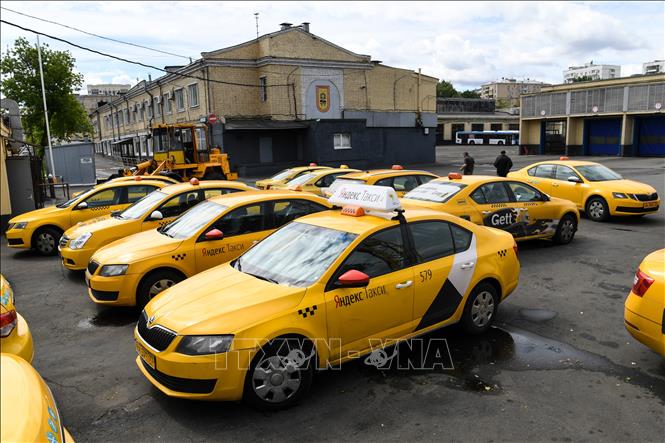 Trong ảnh: Taxi đỗ tại thủ đô Moskva, Nga ngày 6/6/2018. Ảnh: AFP/ TTXVN