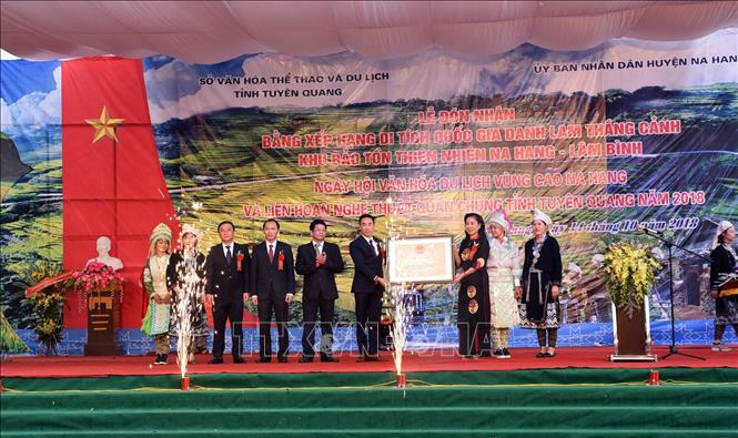 Trong ảnh: Đại diện lãnh đạo tỉnh Tuyên Quang đón nhận Bằng xếp hạng Di tích Quốc gia danh lam thắng cảnh Khu bảo tồn thiên nhiên Na Hang – Lâm Bình. Ảnh: Văn Tý - TTXVN.