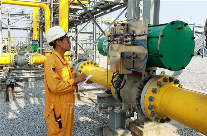 Trong ảnh: Vận hành hệ thống phân phối khí mỏ Hàm Rồng và mỏ Thái Bình tại khu công nghiệp Tiền Hải. Ảnh: Thế Duyệt - TTXVN 