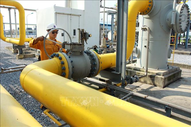 Trong ảnh: Vận hành hệ thống phân phối khí mỏ Hàm Rồng và mỏ Thái Bình tại khu công nghiệp Tiền Hải. Ảnh: Thế Duyệt - TTXVN 