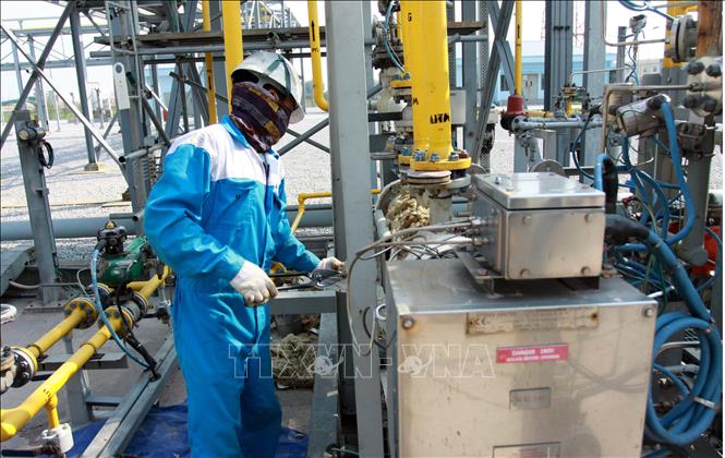 Trong ảnh: Vận hành hệ thống phân phối khí mỏ Hàm Rồng và mỏ Thái Bình tại khu công nghiệp Tiền Hải. Ảnh: Thế Duyệt - TTXVN 