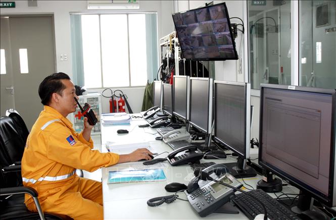 Trong ảnh: Vận hành hệ thống phân phối khí mỏ Hàm Rồng và mỏ Thái Bình tại khu công nghiệp Tiền Hải. Ảnh: Thế Duyệt - TTXVN 