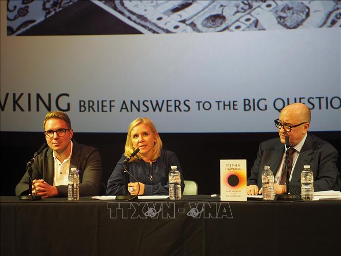 Trong ảnh: Bà Lucy Hawking (giữa), con gái nhà khoa học Stephen Hawking phát biểu tại buổi ra mắt cuốn sách. Ảnh: Tuấn Anh - Pv TTXVN tại Anh