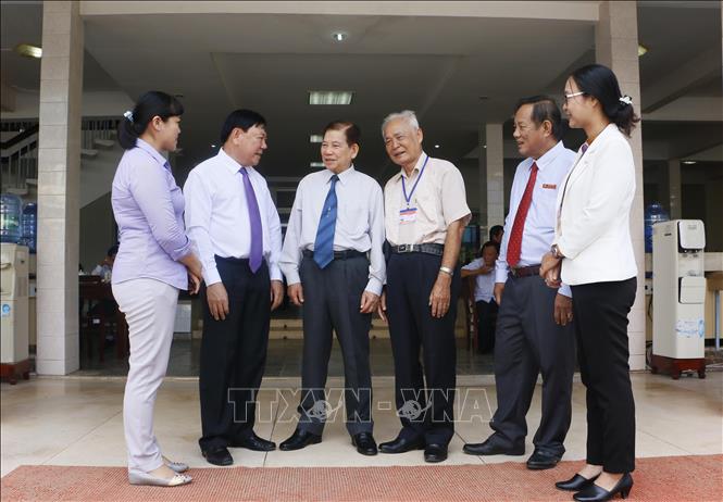  Trong ảnh: Nguyên Chủ tịch nước Nguyễn Minh Triết với lãnh đạo tỉnh Vĩnh Long và đại biểu dự hội thảo. Ảnh: Phạm Minh Tuấn-TTXVN