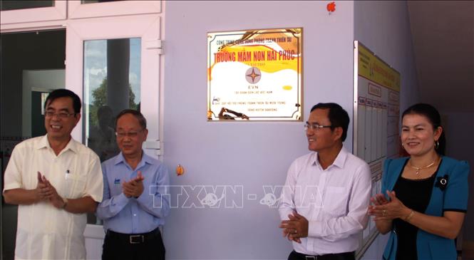 Trong ảnh: Ông Phan Diễn, nguyên Ủy viên Bộ Chính trị, Thường trực Ban Bí thư, Chủ tịch Hội đồng Quản lý Quỹ hỗ trợ phòng tránh thiên tai miền Trung cùng lãnh đạo tỉnh Quảng Trị và tập đoàn Điện lực Việt Nam gắn biển cho Công trình cộng đồng phòng tránh thiên tai Trường mầm non Hải Phúc ở xã Hải Phúc. Trịnh Bang Nhiệm - TTXVN