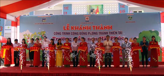 Trong ảnh: Các đại biểu cắt băng khánh thành công trình cộng đồng phòng tránh thiên tai Trường mầm non Hải Phúc. Trịnh Bang Nhiệm - TTXVN