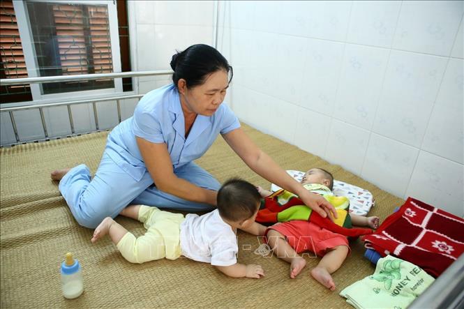 Trong ảnh: Chăm sóc trẻ sơ sinh bị bỏ rơi tại Trung tâm Công tác xã hội tỉnh Hòa Bình. Ảnh: Minh Quyết – TTXVN
