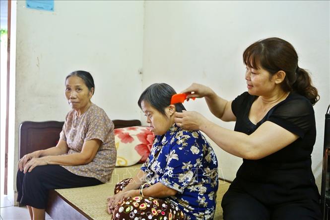 Trong ảnh: Chăm sóc người già cô đơn tại Trung tâm Công tác xã hội tỉnh Hòa Bình. Ảnh: Minh Quyết – TTXVN