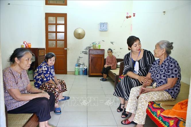 Trong ảnh: Chăm sóc người già cô đơn tại Trung tâm Công tác xã hội tỉnh Hòa Bình. Ảnh: Minh Quyết – TTXVN