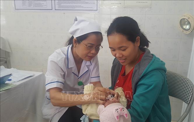 Trong ảnh: Cho trẻ uống thuốc phòng chống bại liệt tại Trung tâm y tế xã Cao Ngạn, thành phố Thái Nguyên. Ảnh: Quân Trang - TTXVN