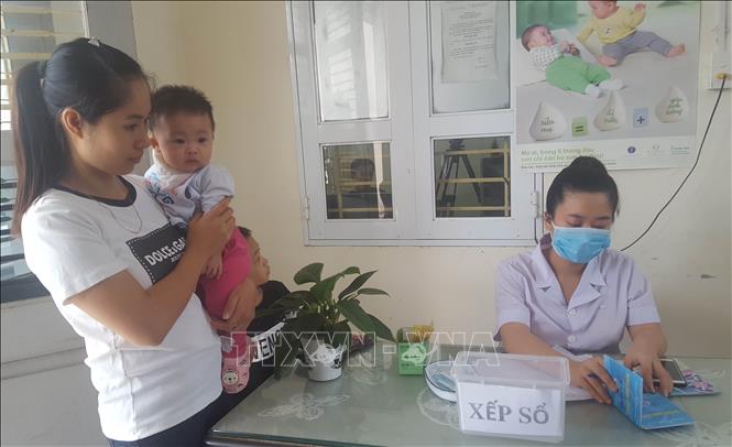 Trong ảnh: Khám sàng lọc cho trẻ sơ sinh tại Trung tâm y tế xã Cao Ngạn, thành phố Thái Nguyên. Ảnh: Quân Trang - TTXVN