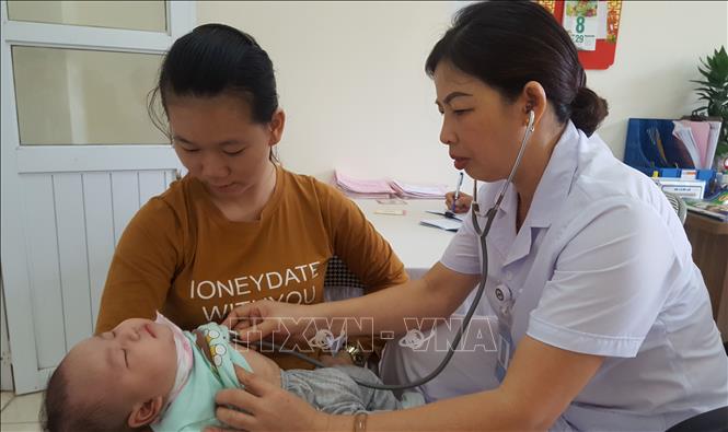 Trong ảnh: Khám sàng lọc cho trẻ sơ sinh tại Trung tâm y tế xã Cao Ngạn, thành phố Thái Nguyên. Ảnh: Quân Trang - TTXVN