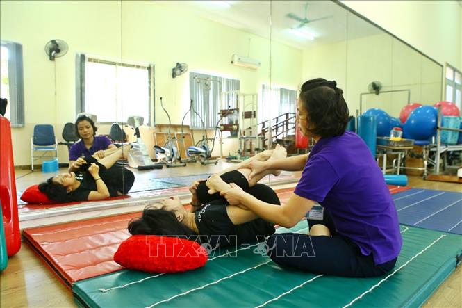 Trong ảnh: Phục hồi chức năng cho trẻ em khuyết tật bằng vận động trị liệu tại Trung tâm Phục hồi chức năng Việt – Hàn. Ảnh: Minh Quyết – TTXVN