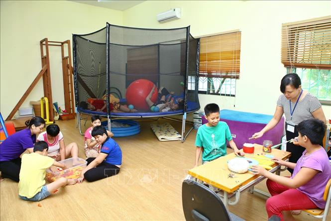 Trong ảnh: Lớp học kỹ năng dành cho các em đặc biệt nặng tại Trung tâm Phục hồi chức năng Việt – Hàn. Ảnh: Minh Quyết – TTXVN