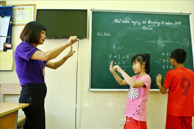 Trong ảnh: Giờ học Toán cho học sinh tại Trung tâm Phục hồi chức năng Việt – Hàn. Ảnh: Minh Quyết – TTXVN