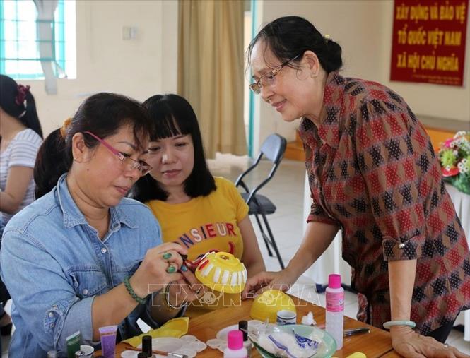 Trong ảnh: Phụ nữ Quận 10 (Tp.Hồ Chí Minh) tham gia lớp đào tạo nghề miễn phí, do Hội Liên hiệp Phụ nữ Quận 10 tổ chức. Ảnh: Phương Hoa - TTXVN