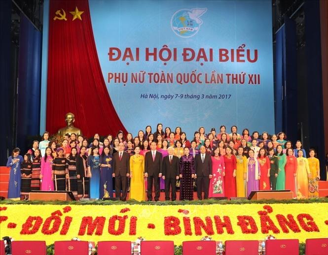 Trong ảnh: Lãnh đạo Đảng, Nhà nước chụp ảnh chung với đại biểu dự Đại hội đại biểu Phụ nữ toàn quốc lần thứ XII, nhiệm kỳ 2017-2022, sáng 7/3/2017, tại Hà Nội. Ảnh: Trí Dũng - TTXVN