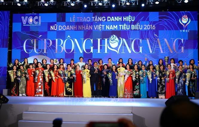 Trong ảnh: Phó Chủ tịch nước Đặng Thị Ngọc Thịnh trao cúp Bông hồng Vàng cho các doanh nhân nữ Việt Nam tiêu biểu năm 2016, tối 28/10/2017, tại Hà Nội. Ảnh: Minh Quyết – TTXVN