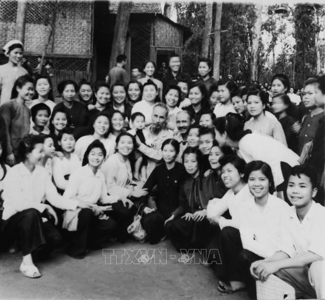Trong ảnh: Chủ tịch Hồ Chí Minh chụp ảnh lưu niệm với các đại biểu dự Đại hội toàn quốc lần thứ nhất Đoàn Phụ nữ cứu quốc Việt Nam, ngày 18/4/1950, tại Việt Bắc. Ảnh: Tư liệu TTXVN
