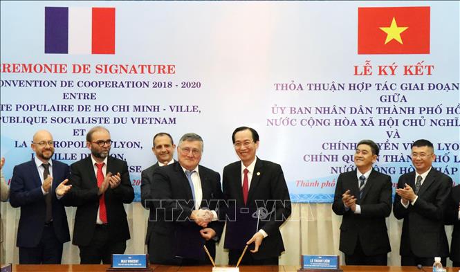 Trong ảnh: Ông Lê Thanh Liêm (phải) và ông Max Vincent ký Thỏa thuận hợp tác. Ảnh: Xuân Khu-TTXVN