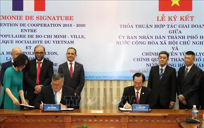 Trong ảnh: Ông Lê Thanh Liêm (phải) và ông Max Vincent ký Thỏa thuận hợp tác. Ảnh: Xuân Khu-TTXVN