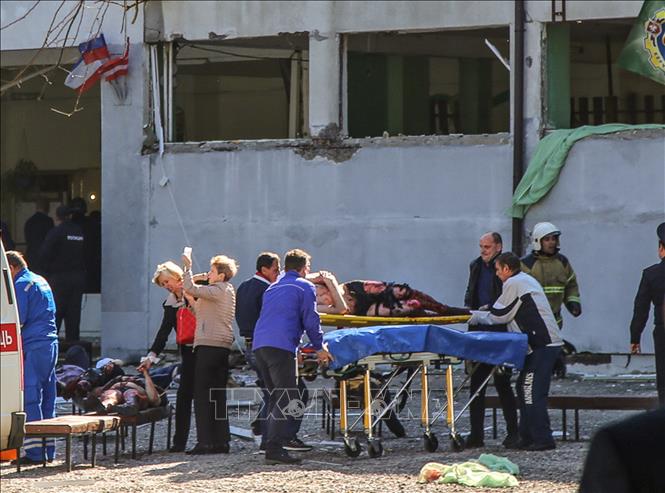 Trong ảnh: Chuyển nạn nhân bị thương tại hiện trường vụ xả súng ở Kerch ngày 17/10/2018. Ảnh: AFP/ TTXVN 