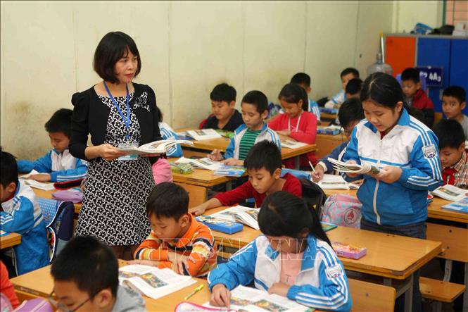 Trong ảnh: Cô Trần Thị Thu Hiền được nhiều học sinh khuyết tật đang theo học trong trường tin tưởng, yêu mến và coi như “người mẹ thứ hai”. Ảnh: Thanh Tùng-TTXVN