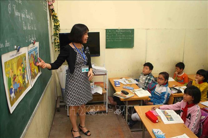 Trong ảnh: Cô Trần Thị Thu Hiền được nhiều học sinh khuyết tật đang theo học trong trường tin tưởng, yêu mến và coi như “người mẹ thứ hai”. Ảnh: Thanh Tùng-TTXVN