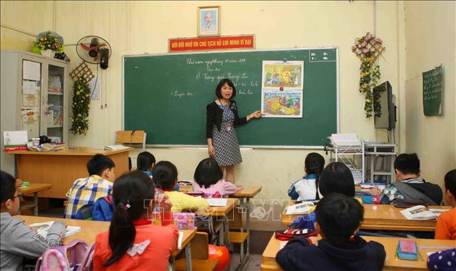 Trong ảnh: Cô Trần Thị Thu Hiền giáo viên chủ nhiệm lớp 4A3 (lớp có 2 học sinh khuyết tật về trí tuệ và vận động). Ảnh: Thanh Tùng-TTXVN