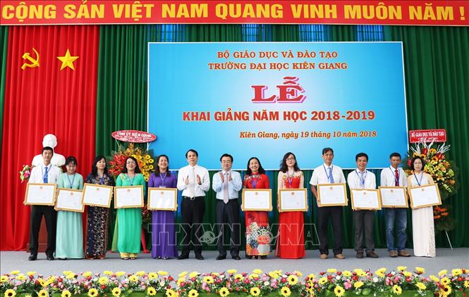 Trong ảnh: Khen thưởng các tập thể, cá nhân đạt thành tích trong năm học 2017 - 2018. Ảnh: Lê Huy Hải - TTXVN