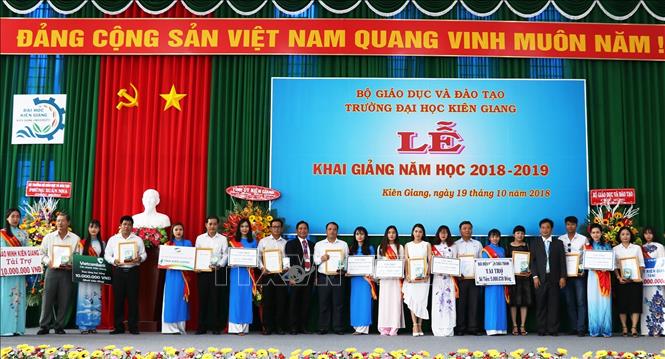 Trong ảnh: Trao tặng quỹ học bổng năm học 2018 - 2019. Ảnh : Lê Huy Hải - TTXVN