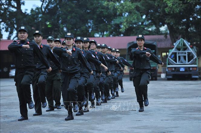 Trong ảnh: Các nữ chiến sĩ CSCĐ luyện tập võ thuật. Ảnh: Minh Đức - TTXVN