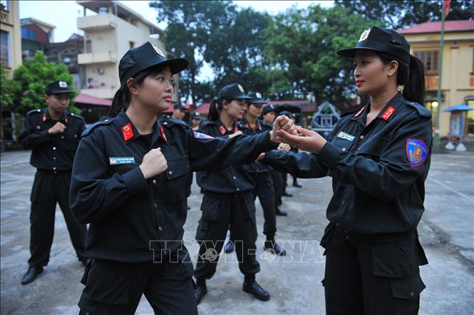 Trong ảnh: Các nữ chiến sĩ CSCĐ luyện tập võ thuật. Ảnh: Minh Đức - TTXVN