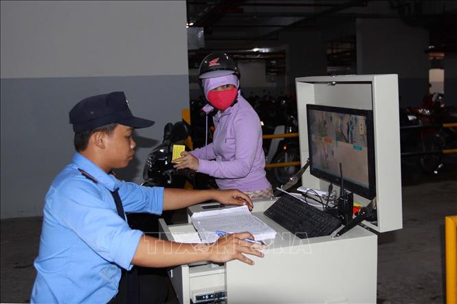 Trong ảnh: Cư dân chung cư Carina Plaza bắt đầu gửi xe trong tầng hầm giữ xe của Chung cư Carina Plaza (Quận 8 – Thành phố Hồ Chí Minh) sau khi hoàn tất cải tạo, sửa chữa. Ảnh: Thanh Vũ-TTXVN