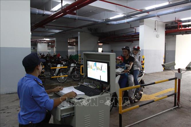 Trong ảnh: Cư dân chung cư Carina Plaza bắt đầu gửi xe trong tầng hầm giữ xe của Chung cư Carina Plaza (Quận 8 – Thành phố Hồ Chí Minh) sau khi hoàn tất cải tạo, sửa chữa. Ảnh: Thanh Vũ-TTXVN
