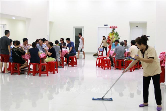 Trong ảnh: Đông đảo cư dân chung cư Carina Plaza dự buổi tiệc tập thể đầu tiên nhân dịp kỷ niệm Ngày Quốc tế Phụ nữ Việt Nam 20/10 tại sảnh trệt của block A sau khi hoàn tất cải tạo, sửa chữa. Ảnh: Thanh Vũ - TTXVN
