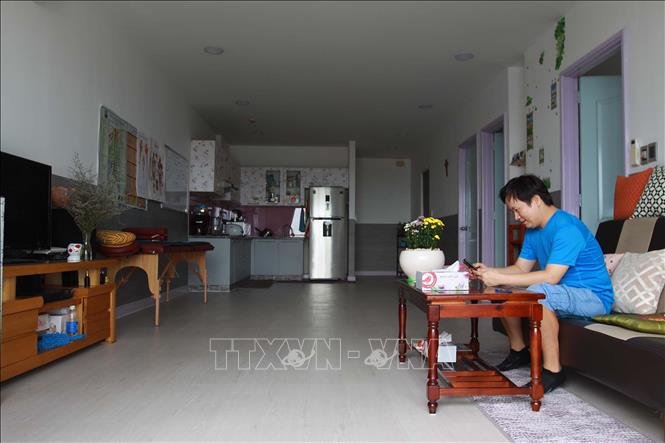 Trong ảnh: Anh Nguyễn Quốc Giang, trong căn hộ của mình (ở tầng 14, block A) sau khi hoàn tất cải tạo, sửa chữa và có thông báo kết luận của Cục Giám định Nhà nước về Chất lượng Công trình Xây. Ảnh: Thanh Vũ - TTXVN
