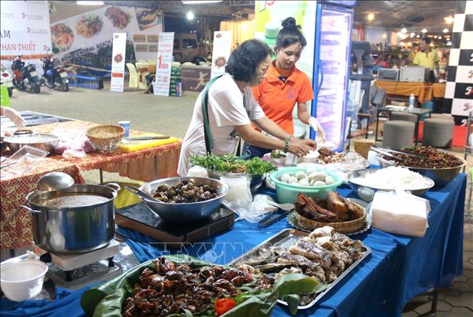 Trong ảnh: Một gian hàng tại liên hoan. Ảnh: Nguyễn Thanh – TTXVN